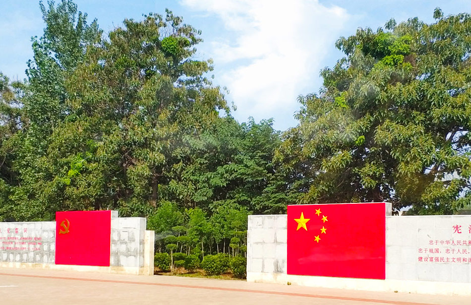 광장 을 둘 러 싼